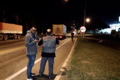 Caminhoneiros são feitos reféns durante assalto em Antônio Dias